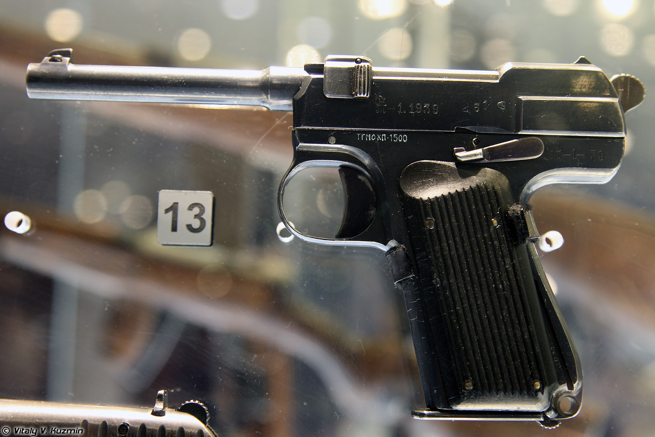 https://upload.wikimedia.org/wikipedia/commons/8/86/Tokarev_pistol_prototype_1939_in_Tula_State_Arms_Museum_-_2016_01.jpg