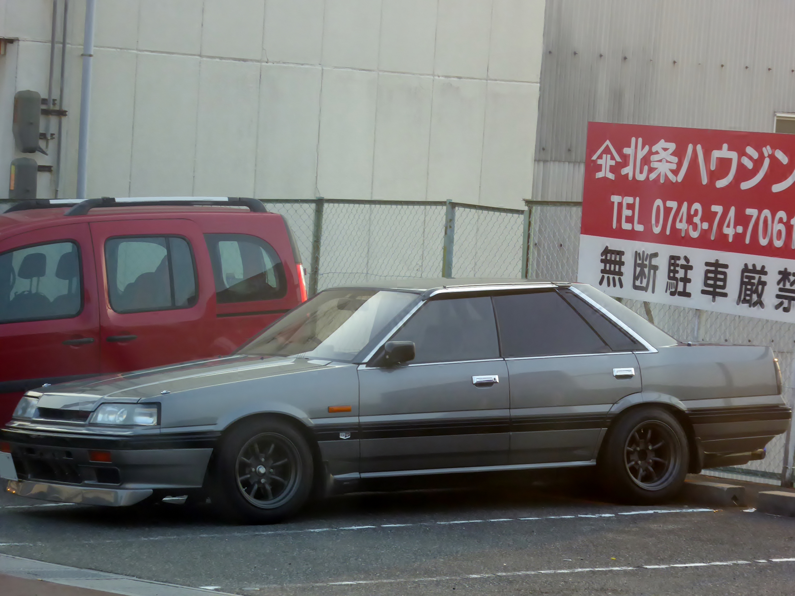 File:Tuned Nissan SKYLINE 4door (R31).jpg - Wikimedia Commons