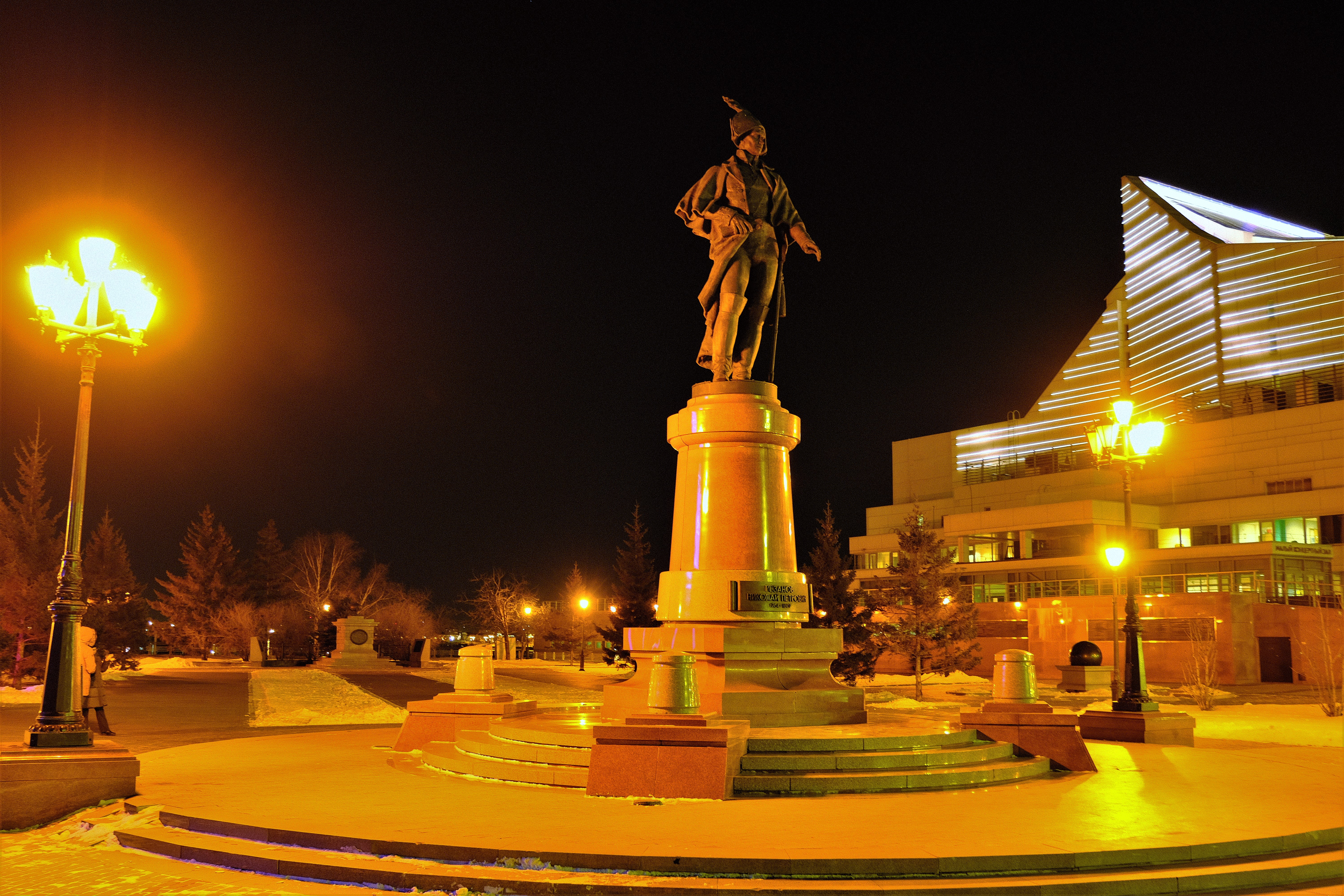 Памятник Н. Резанову ночью