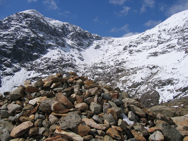 File:A walk up the Pyg track - a cairn and a view - geograph.org.uk - 773308.jpg