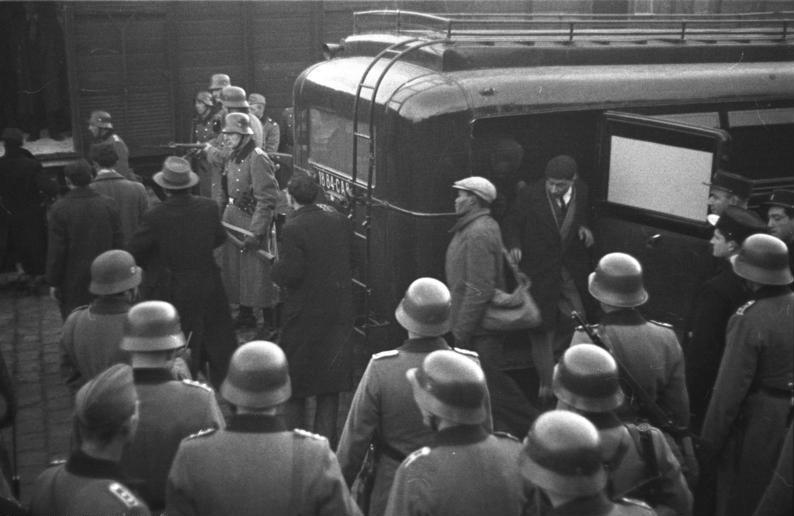 File:Bundesarchiv Bild 101I-027-1476-22A, Marseille, Gare d'Arenc. Deportation von Juden.jpg