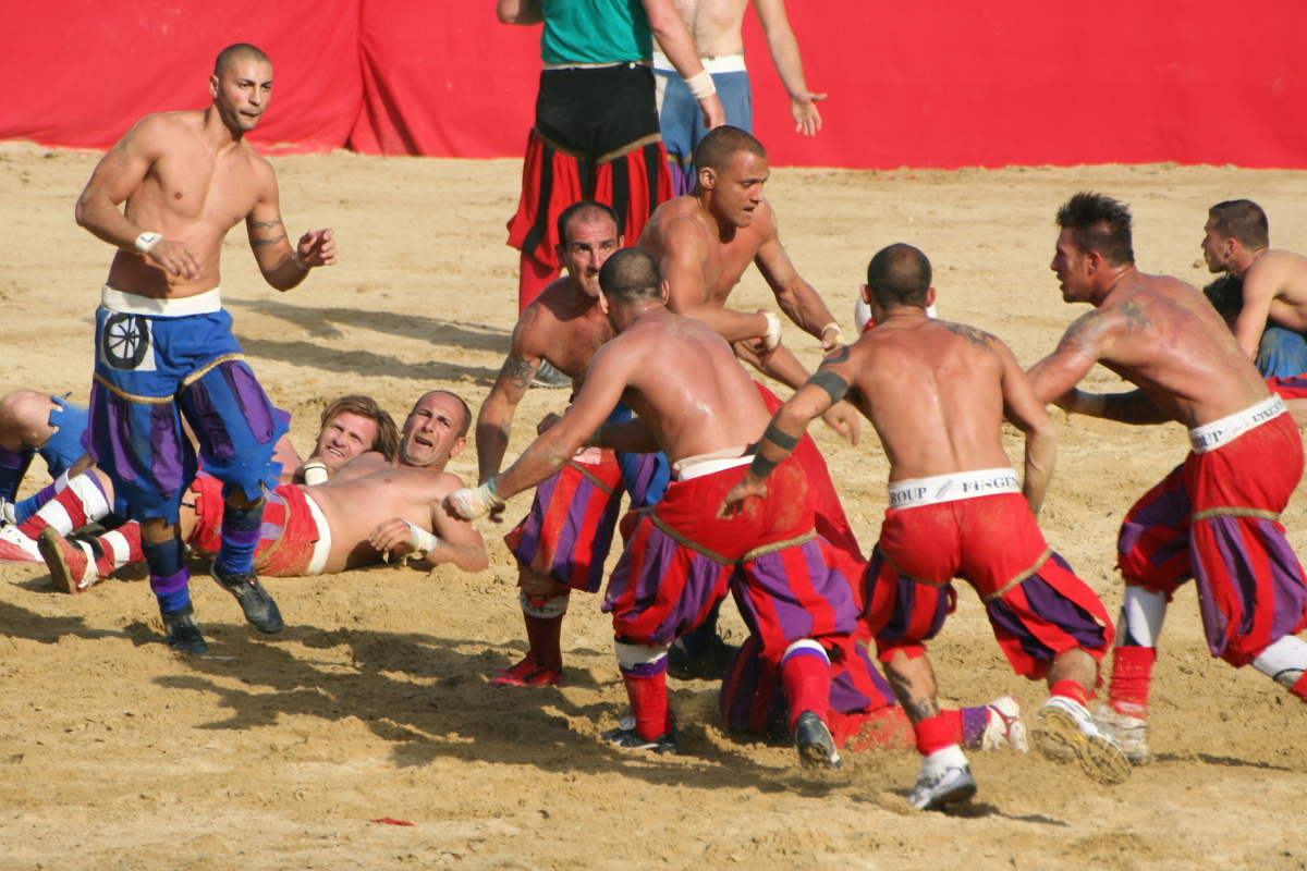 Calcio Storico Fiorentino 2017: Riot police called in as brawl erupts  during brutal football match