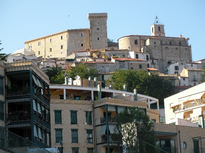 File:Centro storico Casoli.JPG