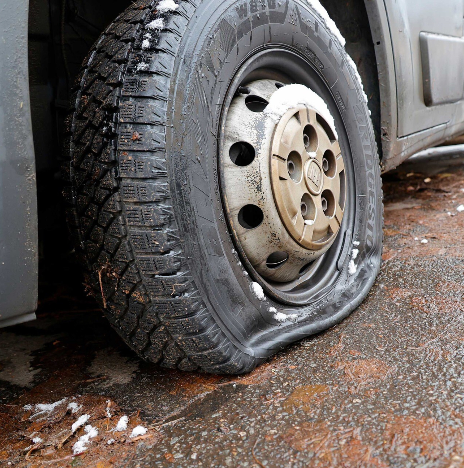 https://upload.wikimedia.org/wikipedia/commons/8/87/Deflated_car_tire.jpg