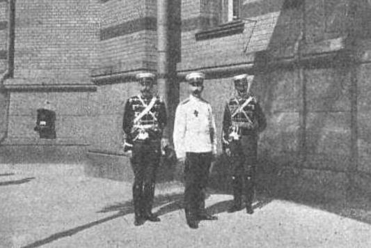 File:Don Jaime and Russian officers.jpg