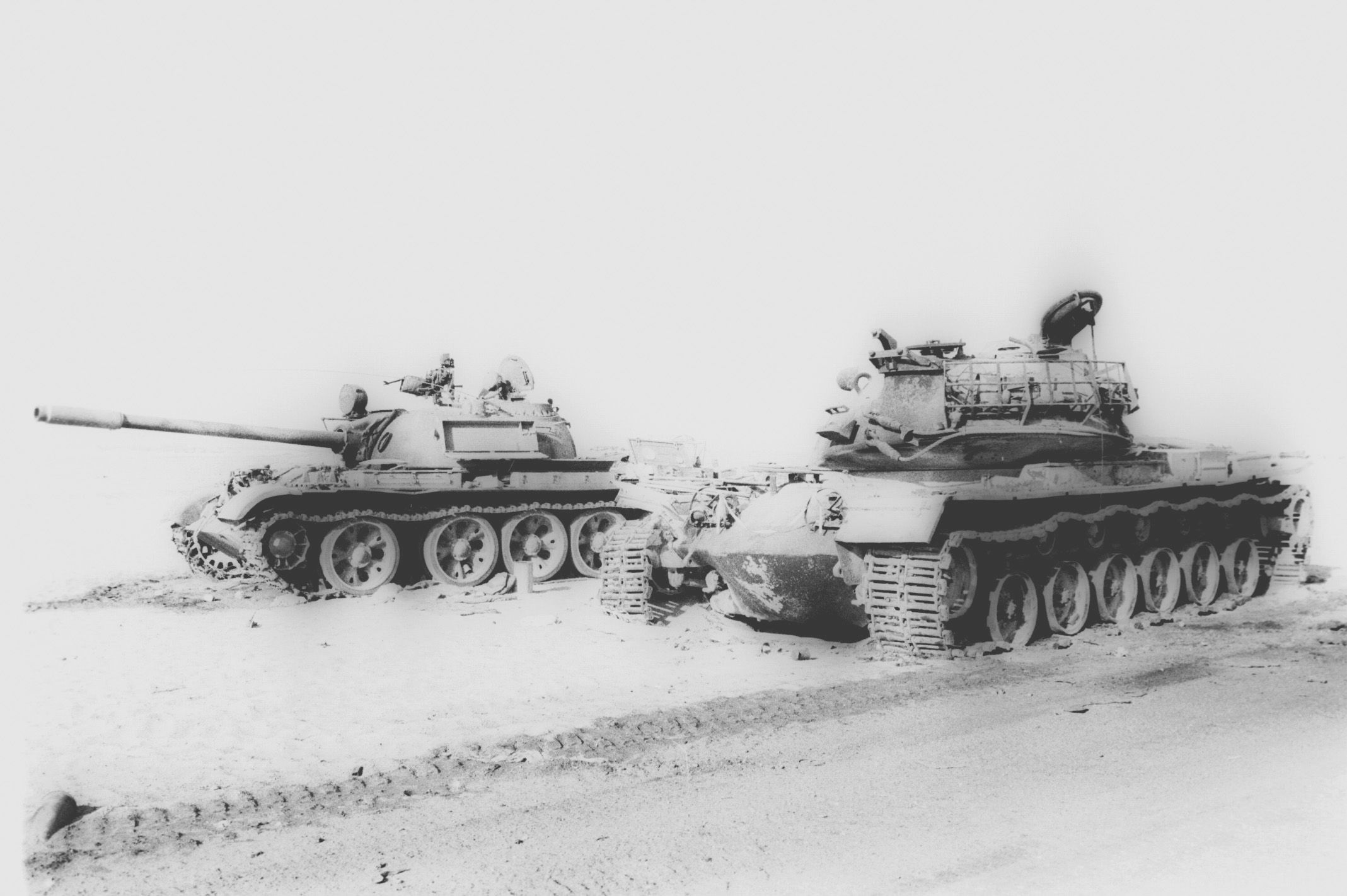 Une ère de pétrole et de bruit - Page 2 Egyptian_and_Israeli_Tanks_Destroyed_Near_the_Suez_Canal_During_Yom_Kippur_War%2C_1973
