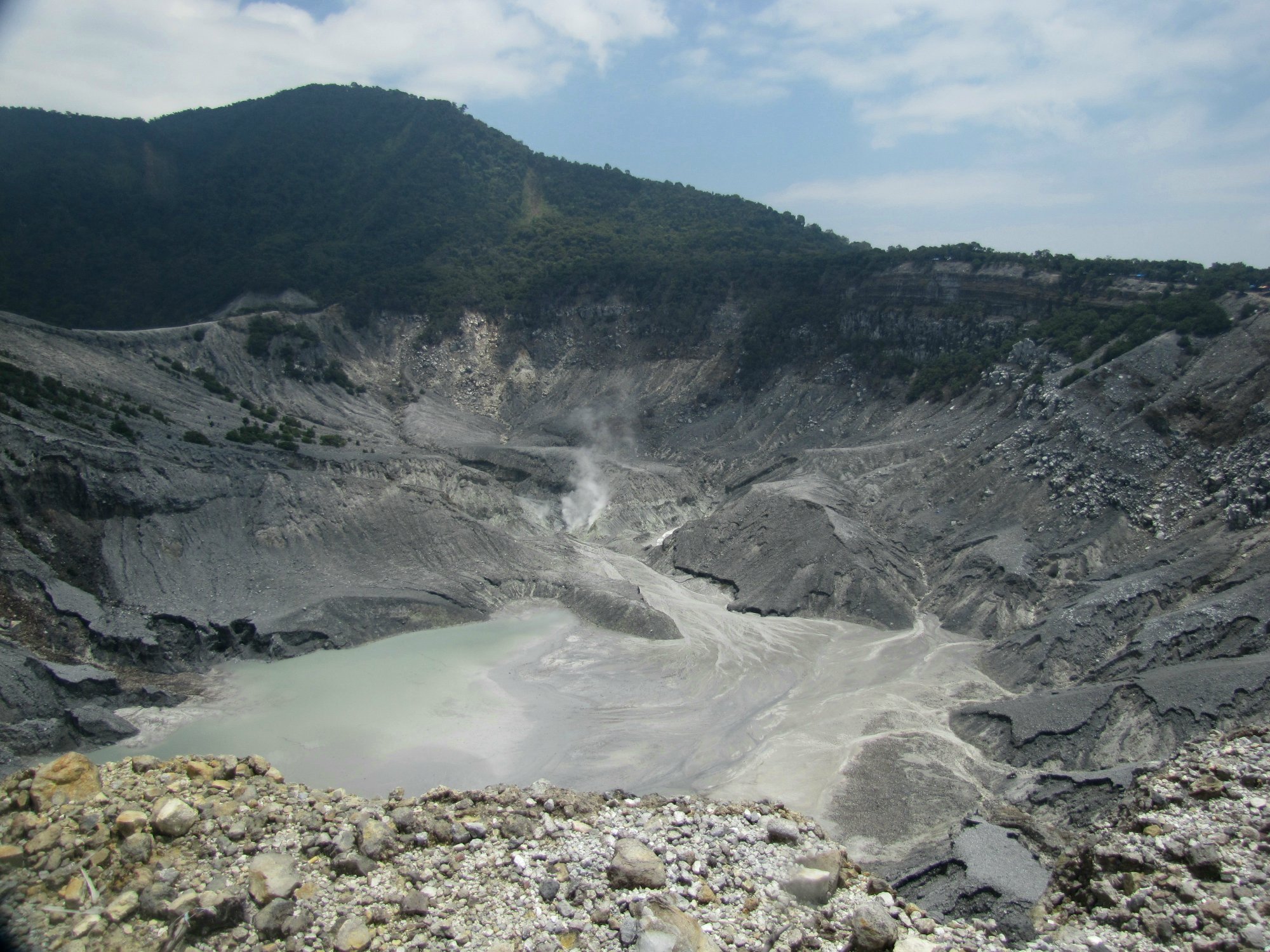 File Kawah Ratu  Ratu  Crater near Bandung jpg Wikimedia 