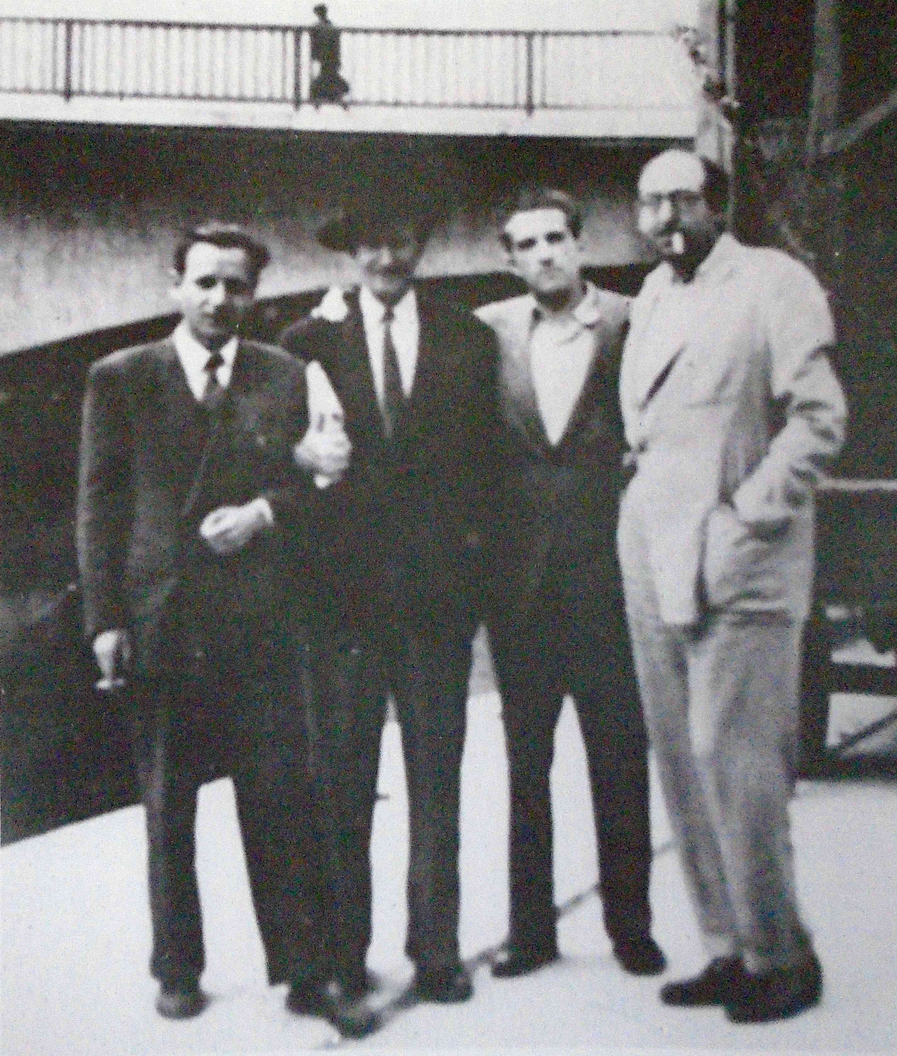Blas de Otero (segundo por la derecha) con Luis Castresana, Pío Fernández y Rafael Morales, c. 1951