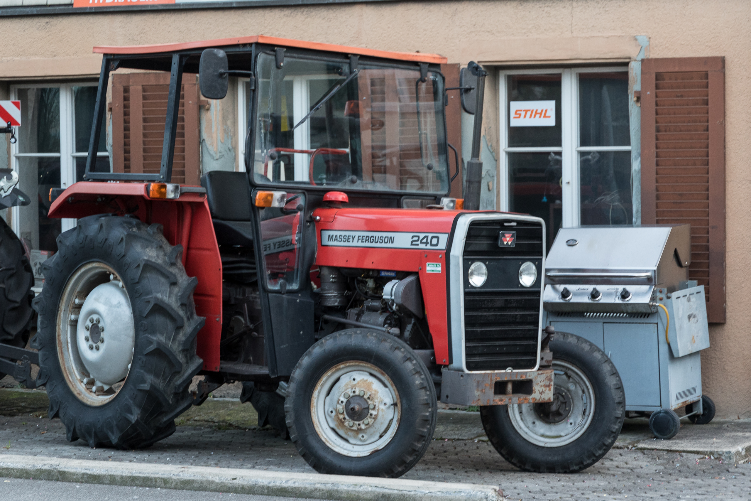 File:Massey-Ferguson MF 240.jpg - Wikimedia Commons