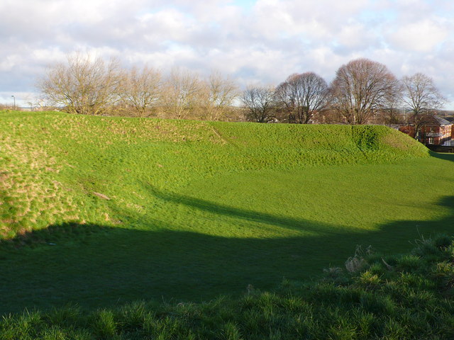 File:Maumbury Rings western section - geograph.org.uk - 679179.jpg