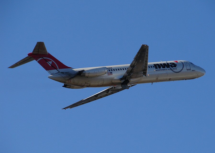 McDonnell Douglas DC-9 (287216196).jpg