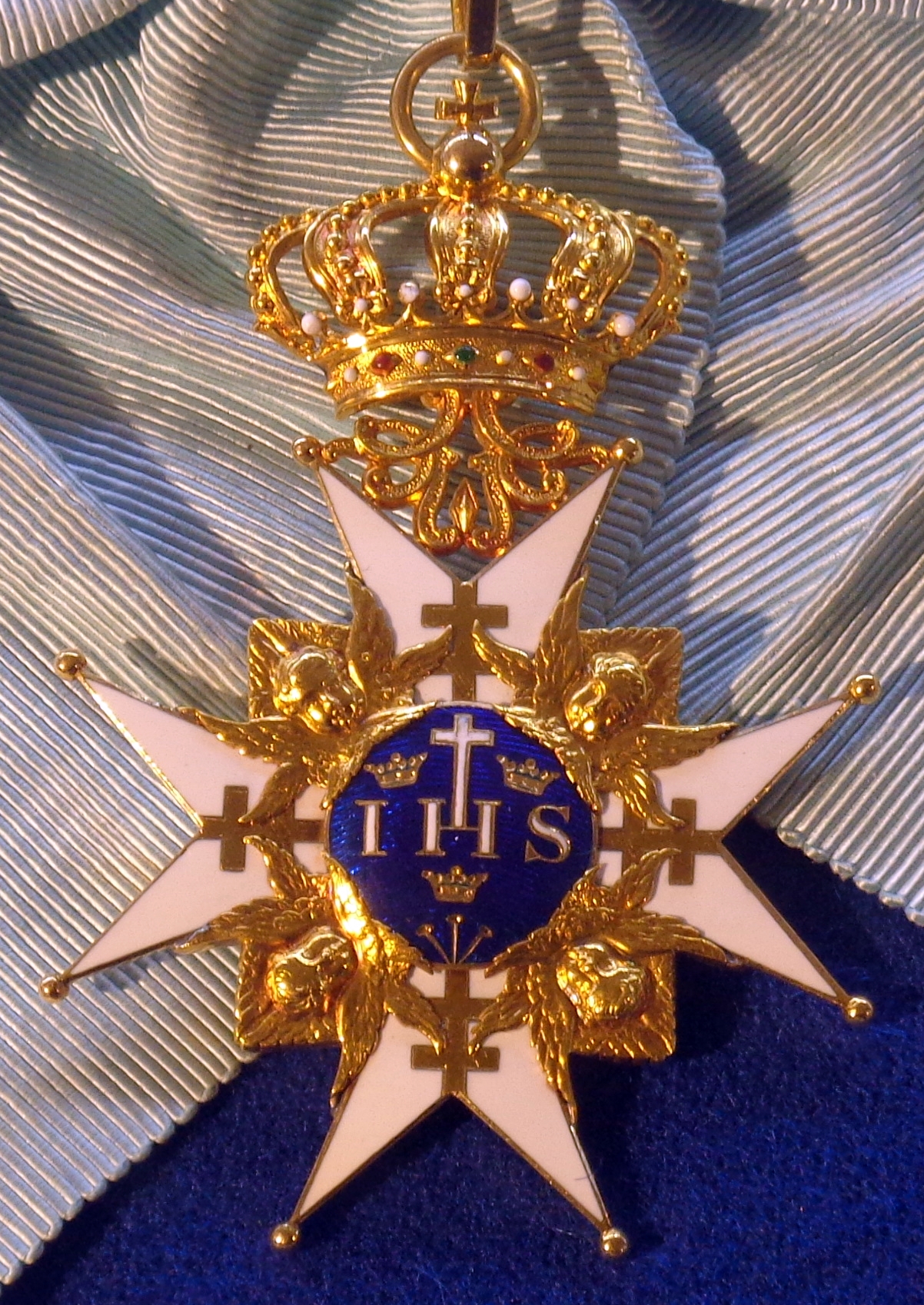 Высший свет. Галерея - Страница 18 Order_of_the_Seraphim_badge_%28Sweden%29_-_Tallinn_Museum_of_Orders