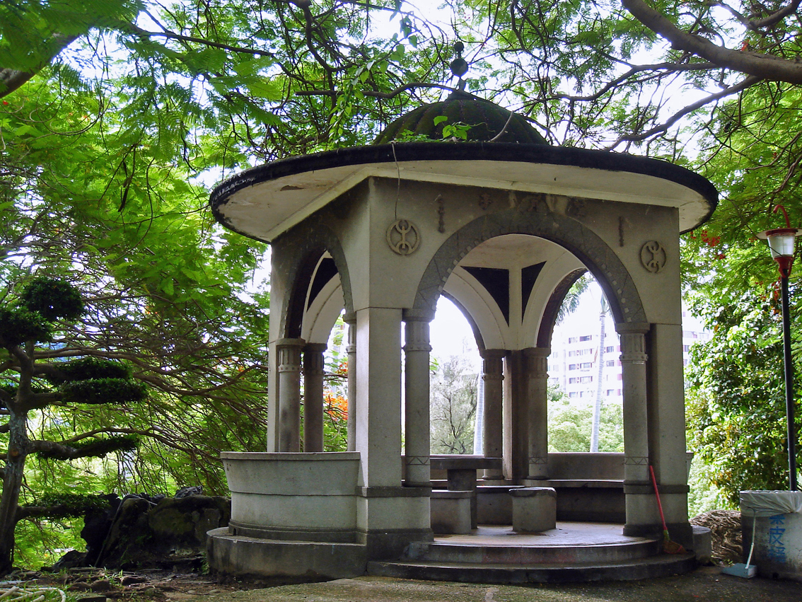 Pavilion in Taichung Park.JPG