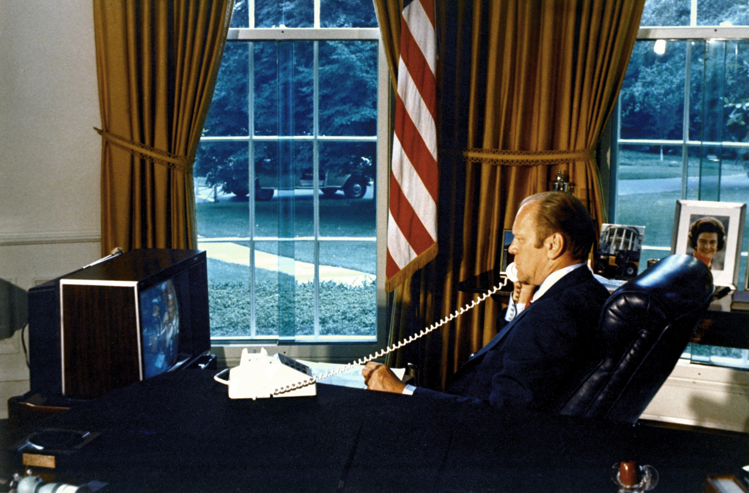 President_Ford_talks_to_ASTP_crew.jpg