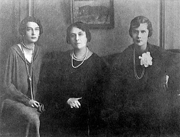 File:Princess Olga Paley with her daughters Irina and Natlia.png