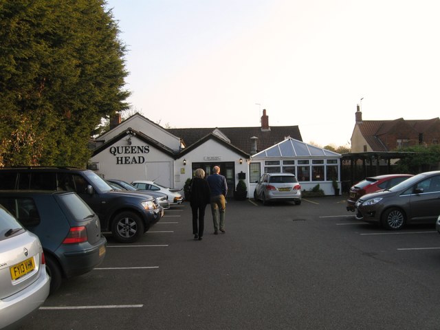 File:Queen's Head - geograph.org.uk - 5383083.jpg