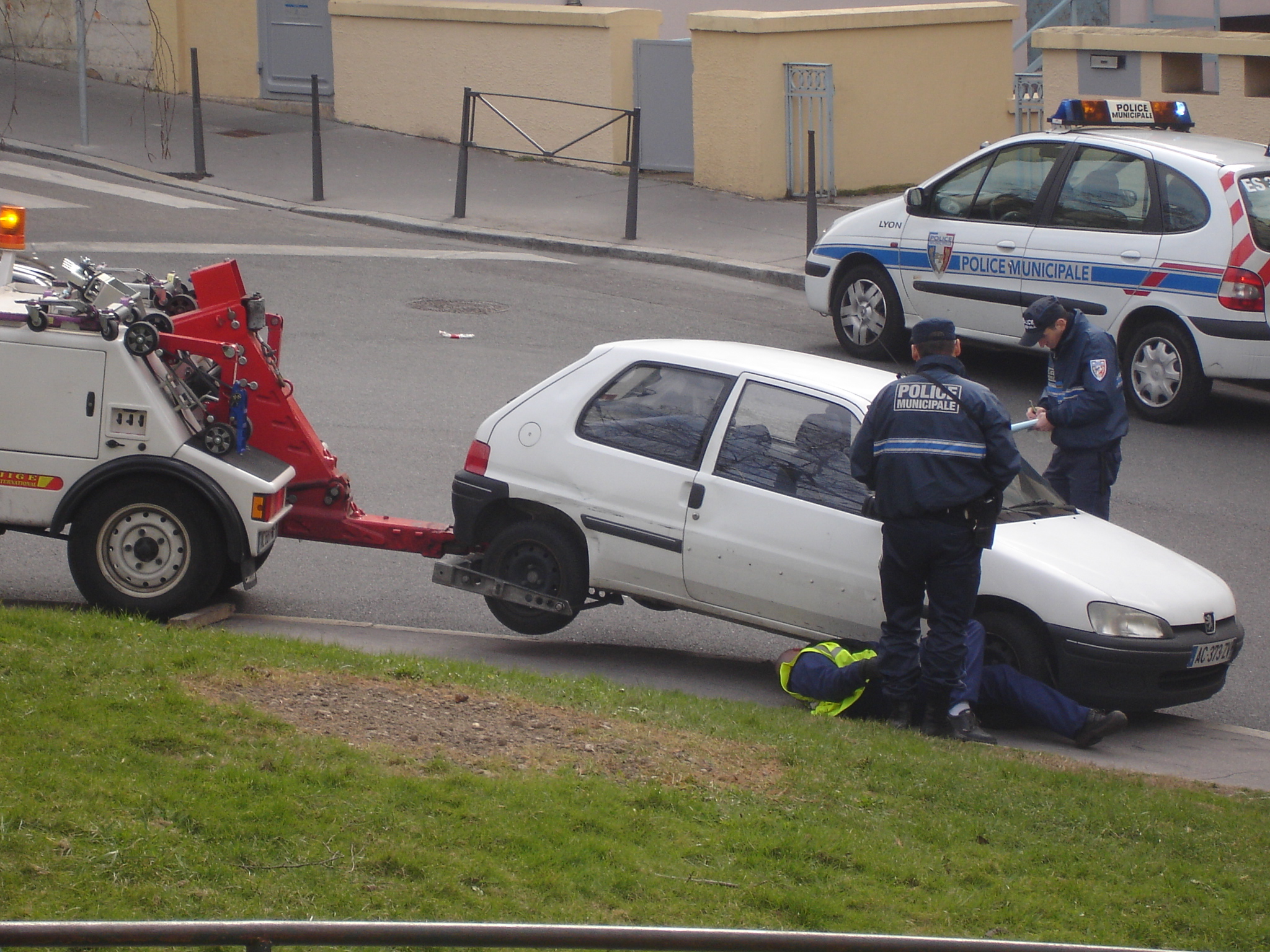 la mise en fourrière ne commence que lorsqu'il n'y a plus que 2 roues au sol