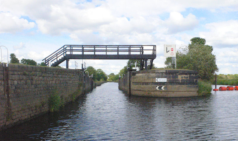 Thornes Flood Lock from river - geograph.org.uk - 2539864