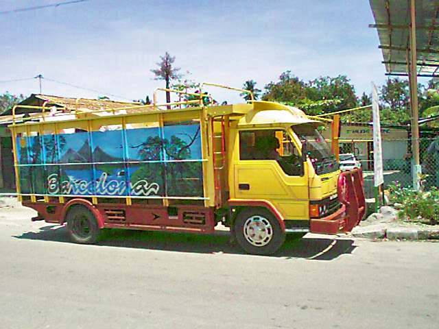 File:Truck in Dili.jpg