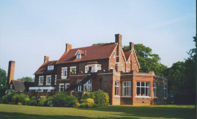 File:Wychcroft Retreat House - geograph.org.uk - 198018.jpg