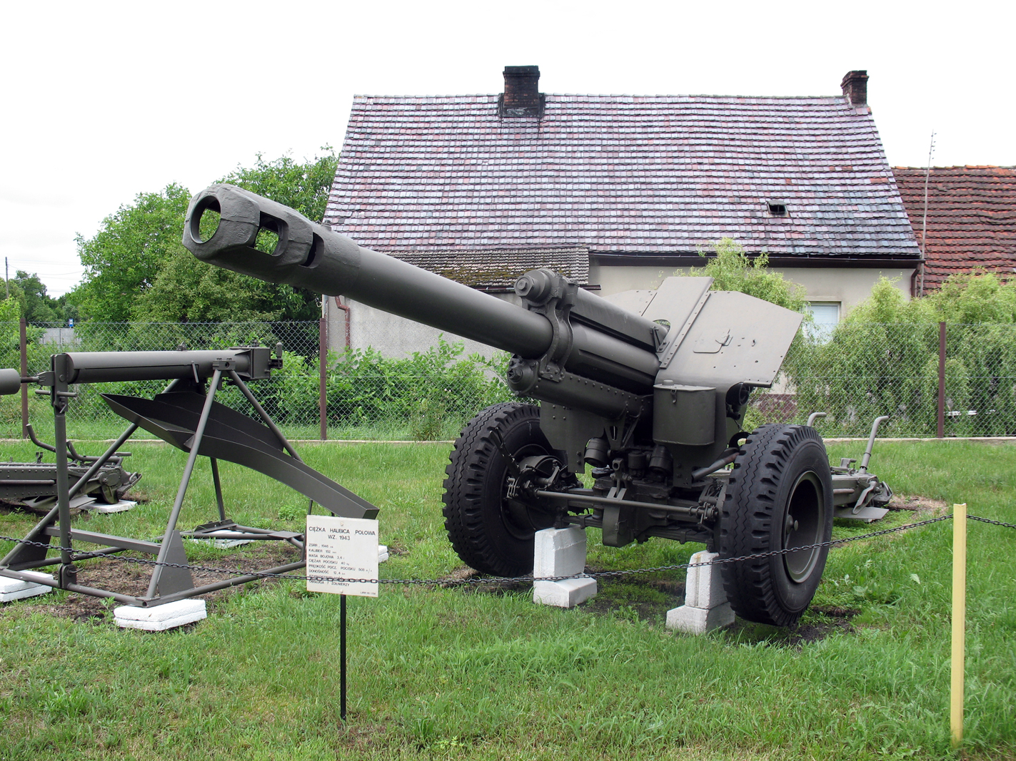 07-152_mm_howitzer_M1943-LMW.jpg