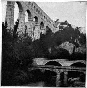1911 Britannica-Aqueduct-Roquefavour.png