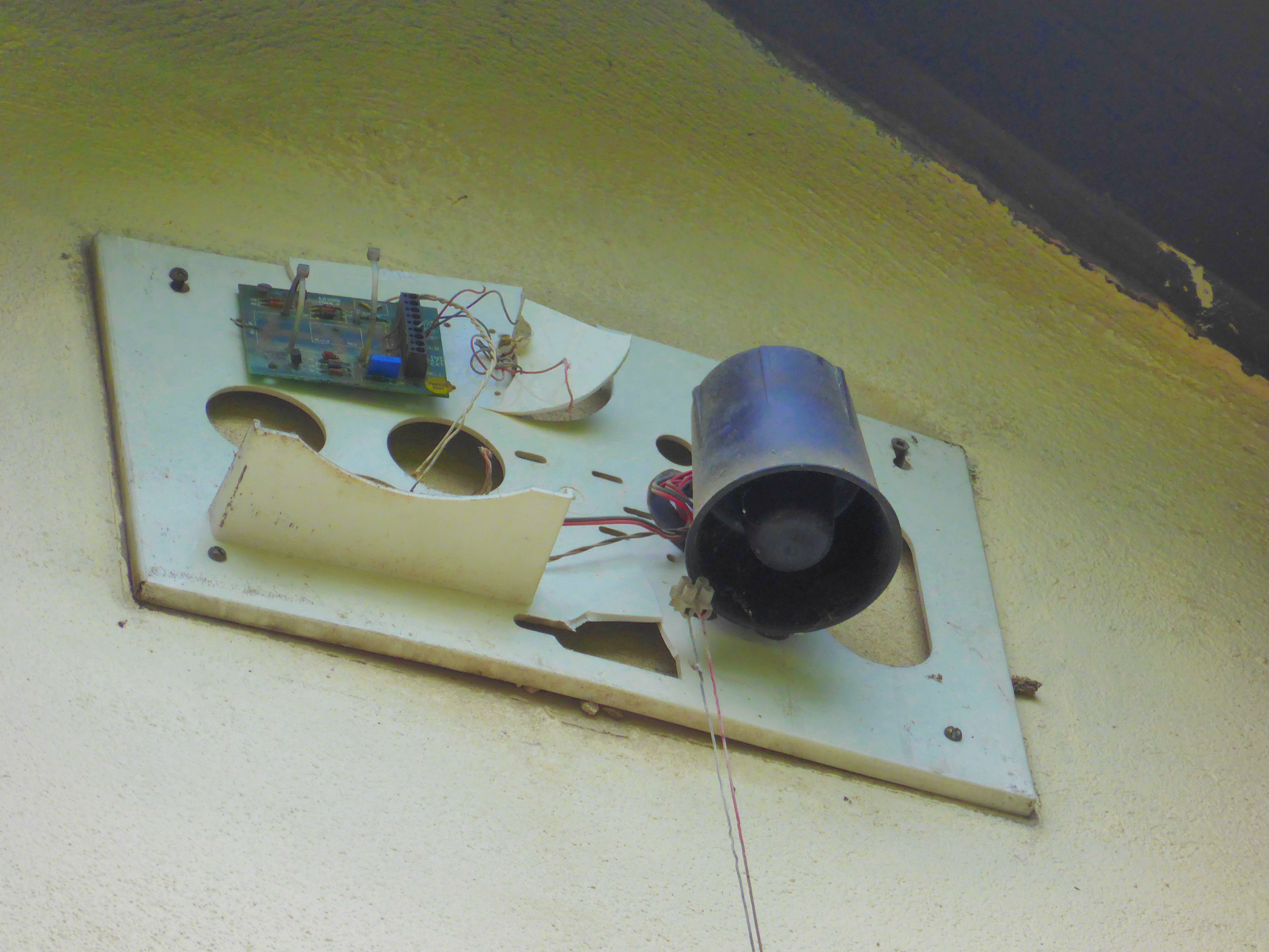 File:1990 Old vented Burglar alarm security siren sounder with cover  off.JPG - Wikimedia Commons