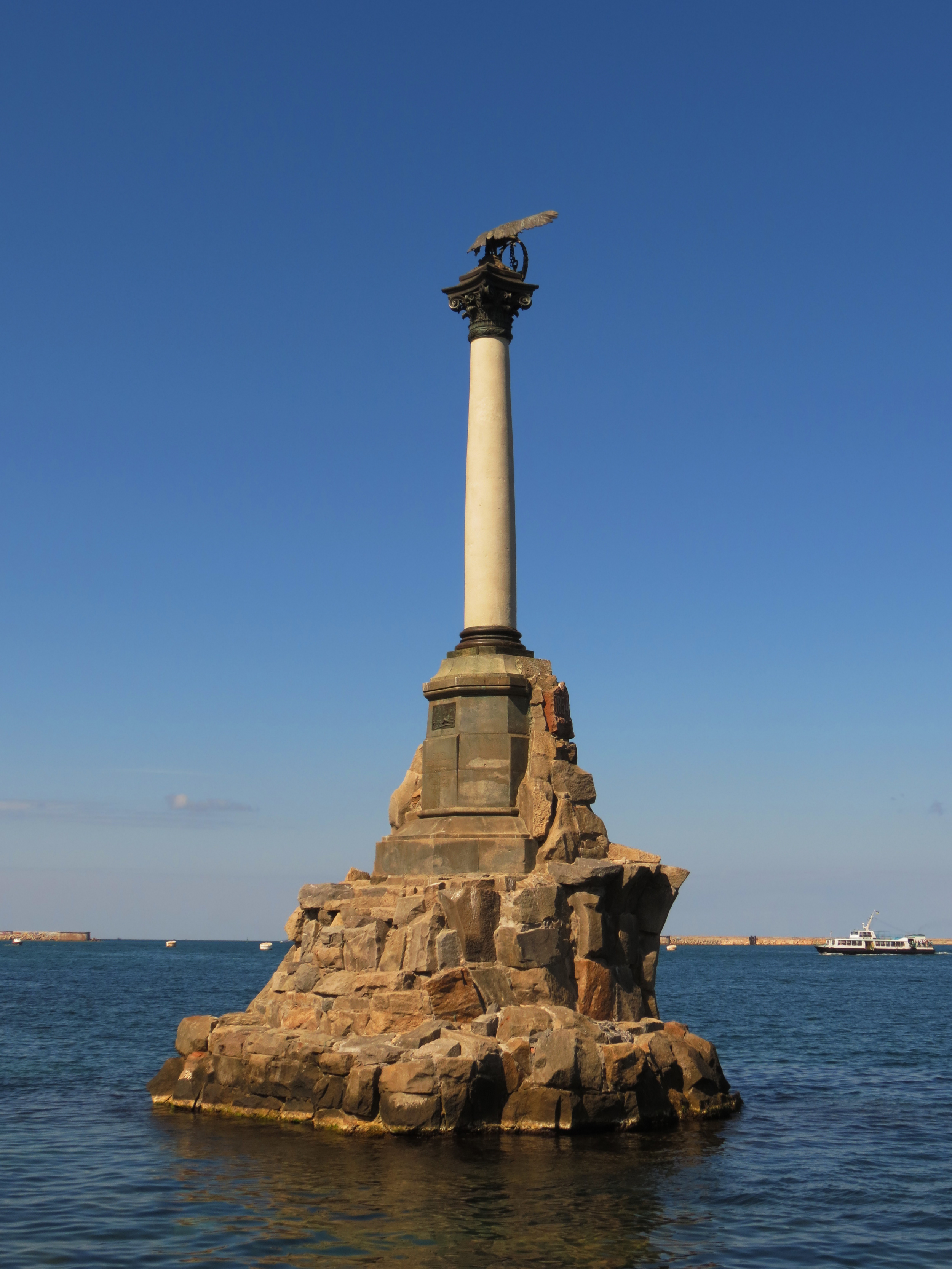 Памятник Затопленным кораблям в Севастополе