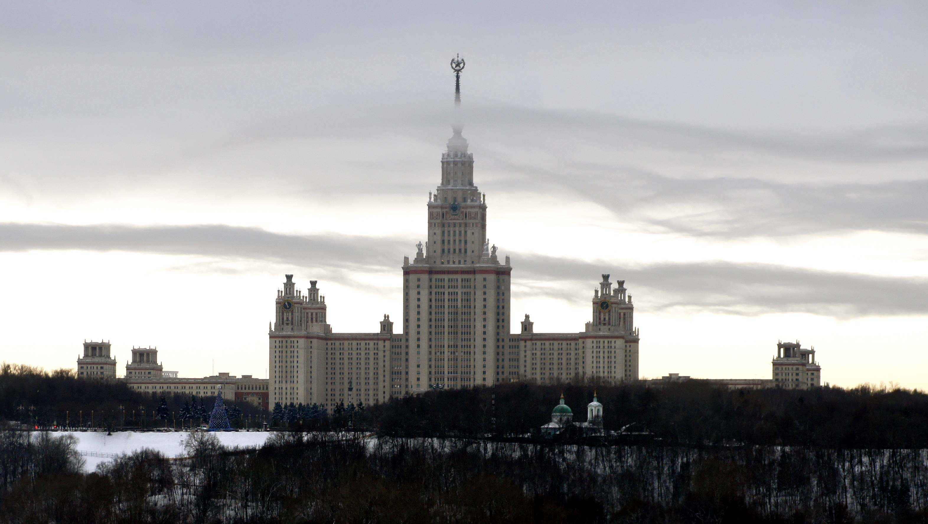 Мгу субтитры. Здание МГУ В Москве. ГЗ МГУ. Воробьёвы горы Москва высотки. Московский университет на Воробьевых горах.