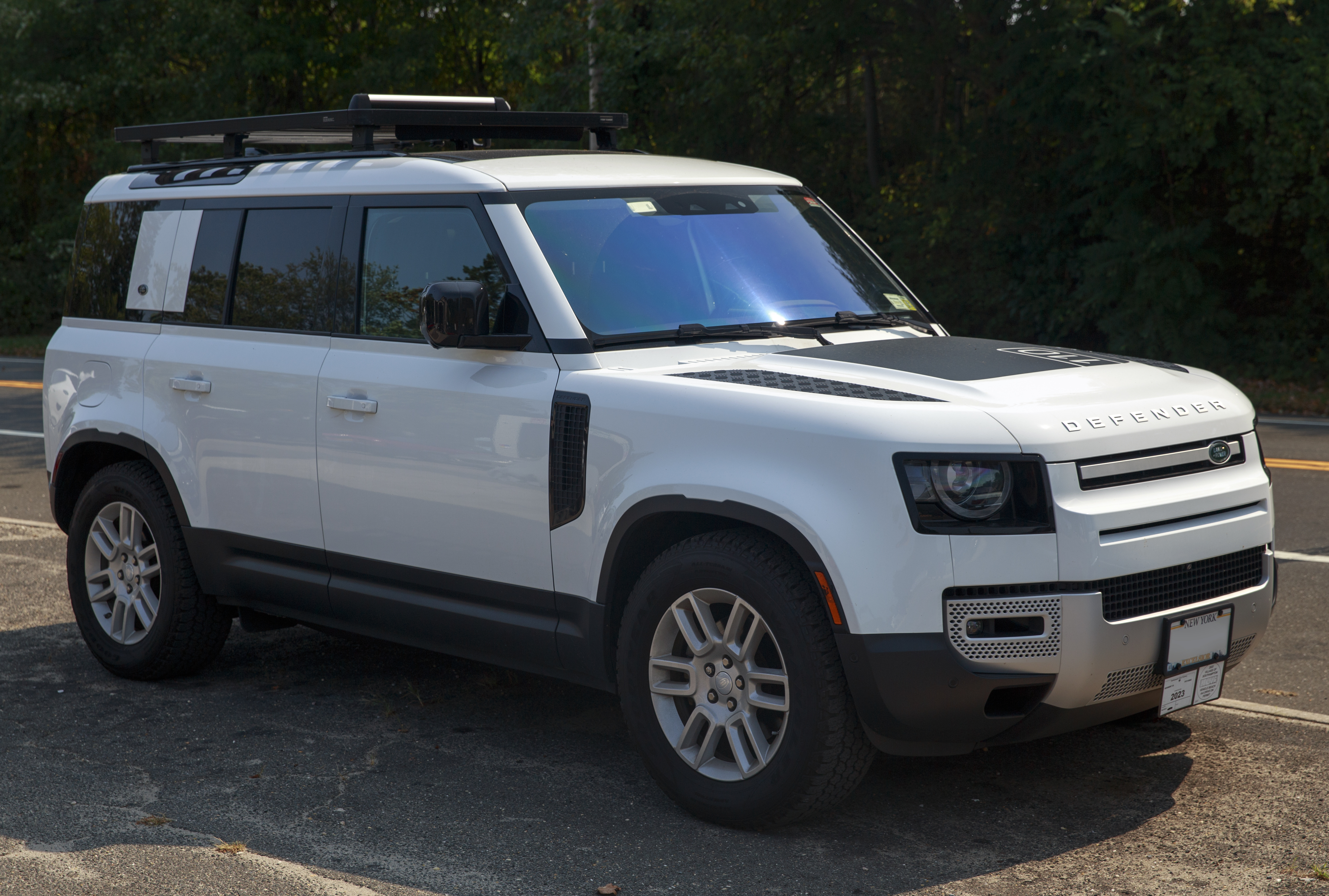 https://upload.wikimedia.org/wikipedia/commons/8/88/2021_Land_Rover_Defender_110_P300_in_Fuji_White%2C_front_right.jpg