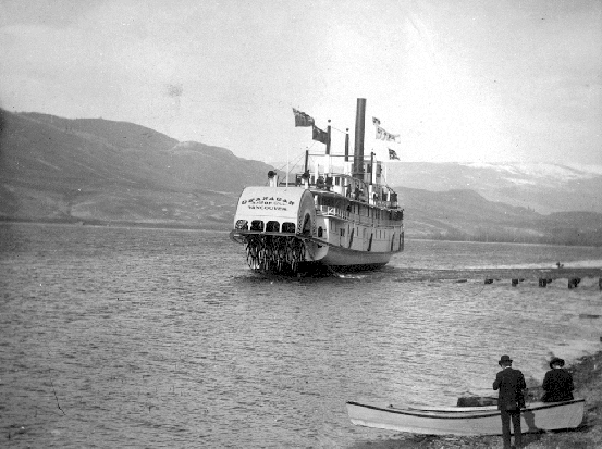 File:Bonnington (sternwheeler) launching at Nakusp 1911.PNG