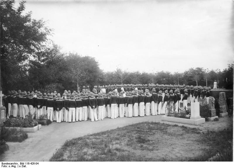 File:Bundesarchiv Bild 116-426-04, Tsingtau, Beisetzung.jpg