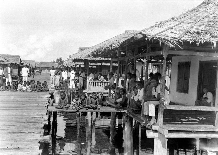 File:COLLECTIE TROPENMUSEUM Bewoners van Badjo-kampong Kajoa op Ternate Noord-Molukken TMnr 10005731.jpg