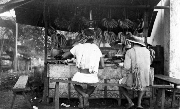 File:COLLECTIE TROPENMUSEUM Een eetstalletje (warung) met o.a. bananen in Midden-Java TMnr 10002636.jpg