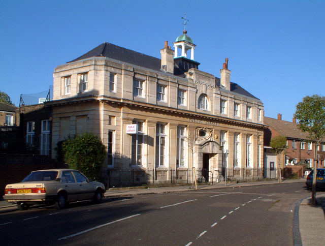 File:Cubitt Town library, Strattondale St E14 - geograph.org.uk - 80855.jpg