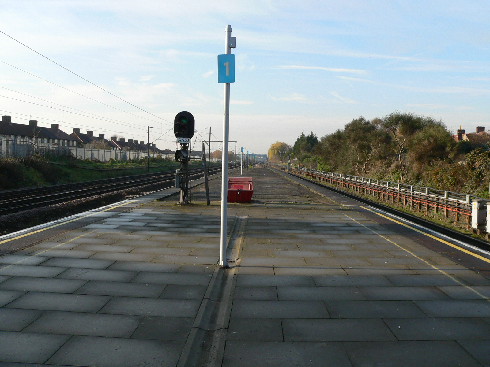 File Dagenham Heathway Tube Station 05 12 10 04 Jpg Wikimedia Commons