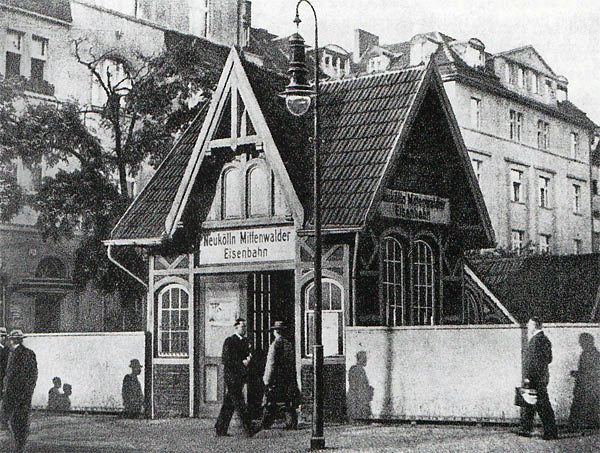 File:Empfangsgebäude Hermannstrasse um Neuköllln-Mittenwalder Eisenbahn 1900.jpg