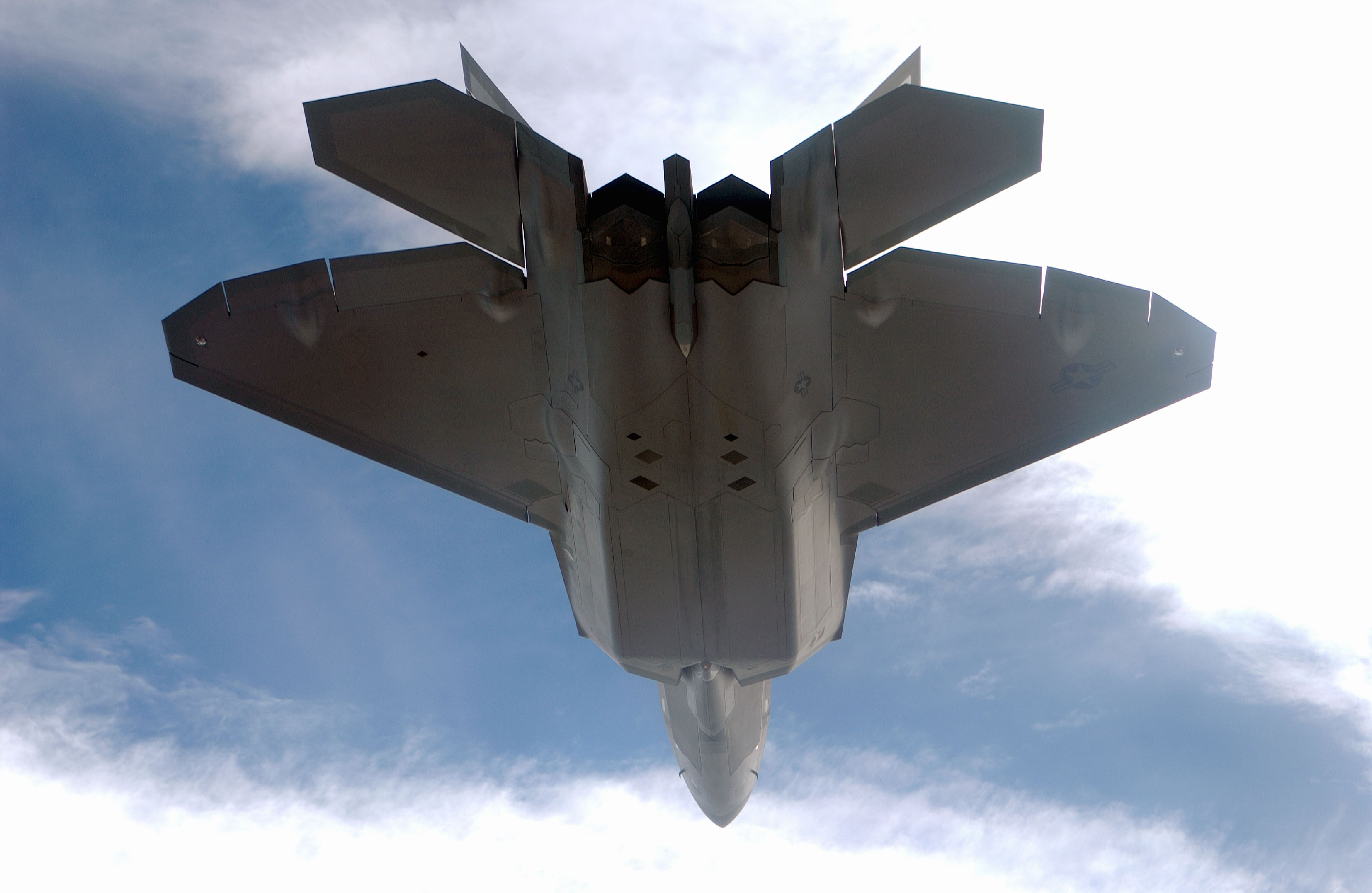 F-22_Raptor_bottom_030926-F-7709A-010.jpg