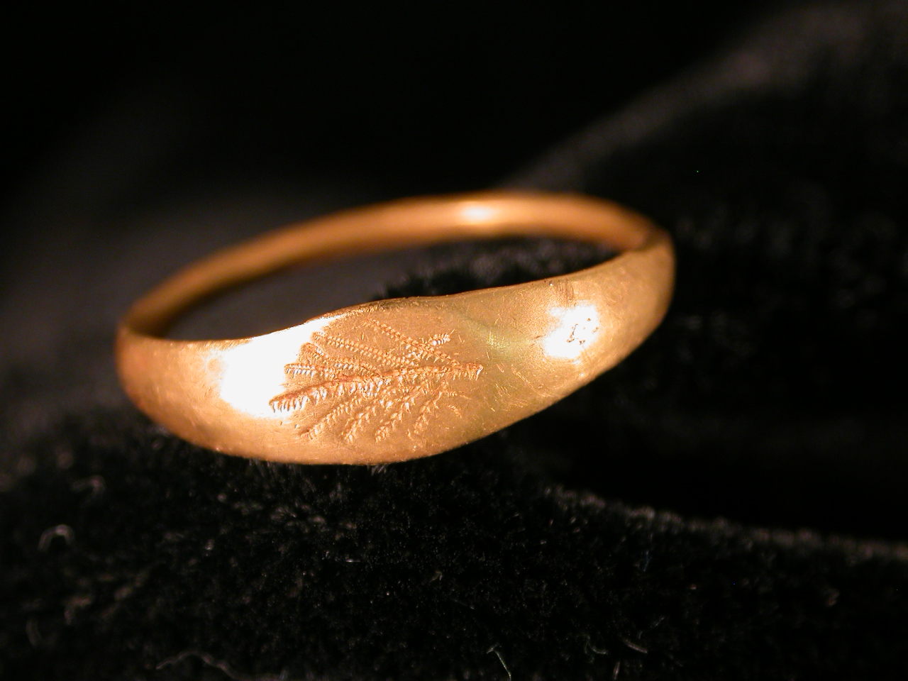 File:Finger ring (bezel) (FindID 608659-462471).jpg - Wikimedia