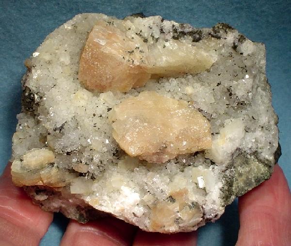 File:Heulandite-Quartz-Calcite-130259.jpg