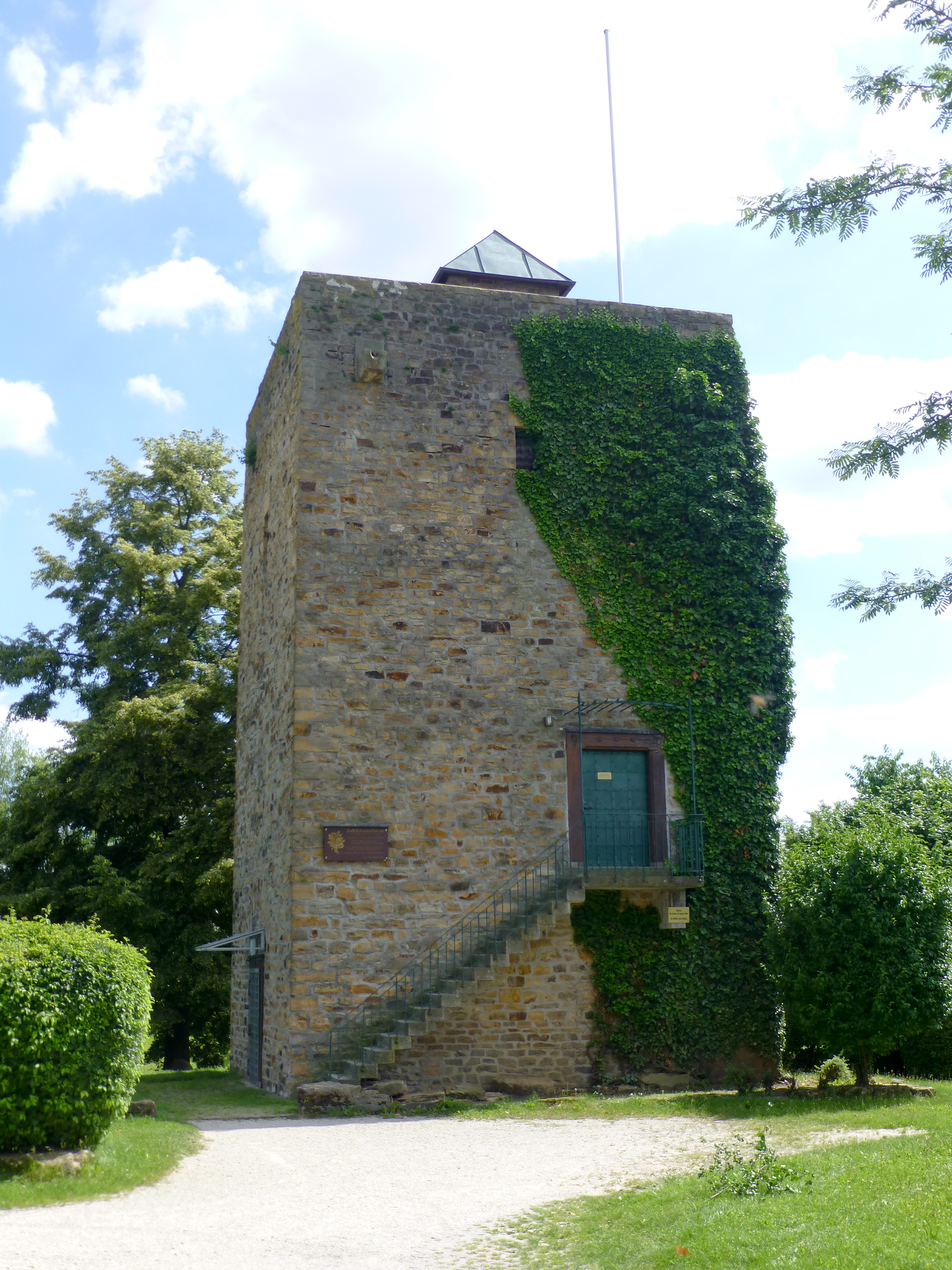 Jubiläumsturm (Plochingen); Ansicht von Norden mit dem Treppenaufgang zum Hocheingang