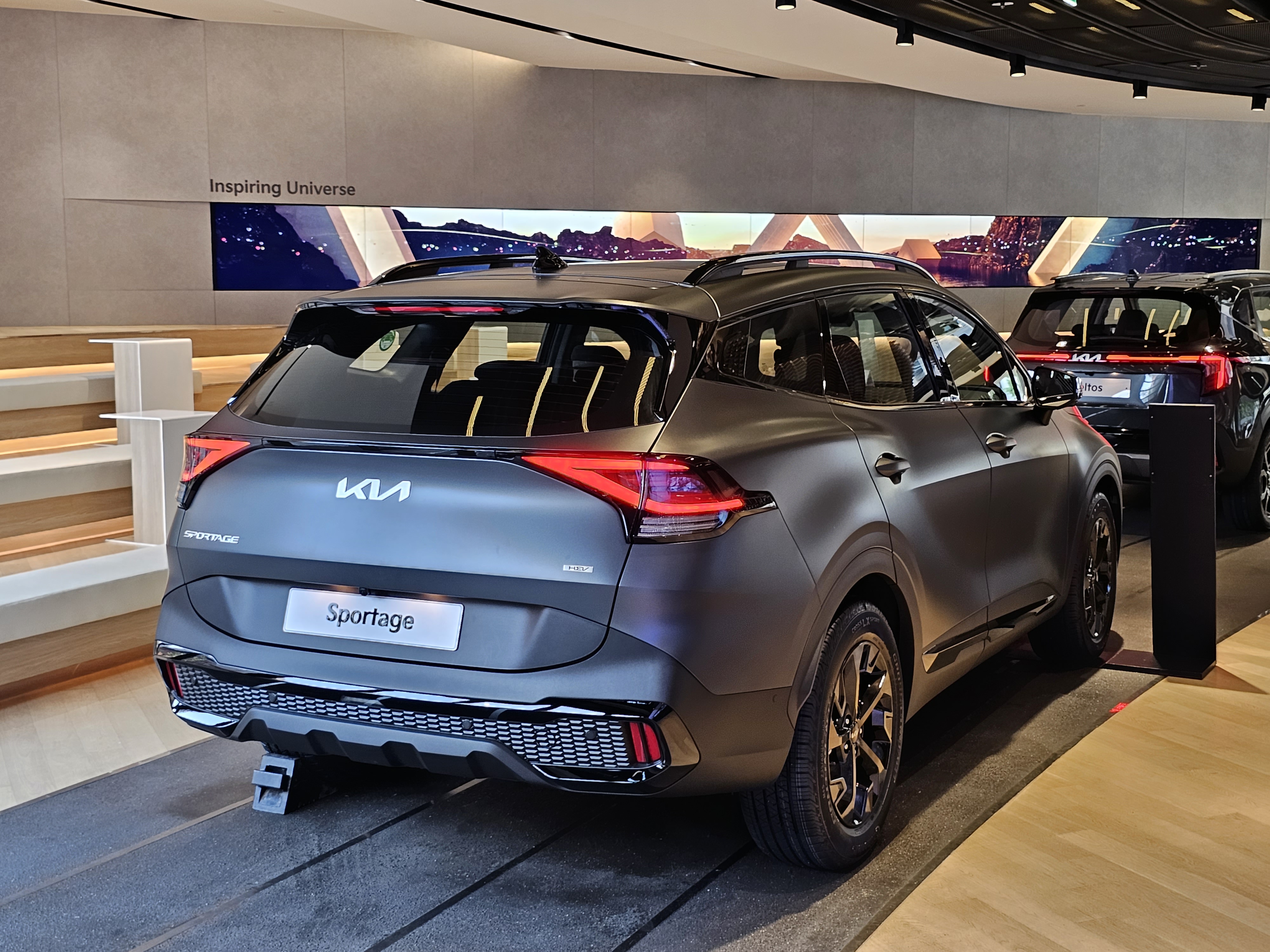 File:Kia Sportage Hybrid 30th Edition NQ5 HEV Shadow Matte Gray (3