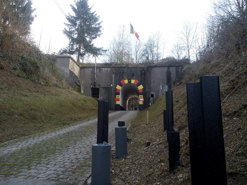 File:L'entrée du Fort d'Embourg.jpg