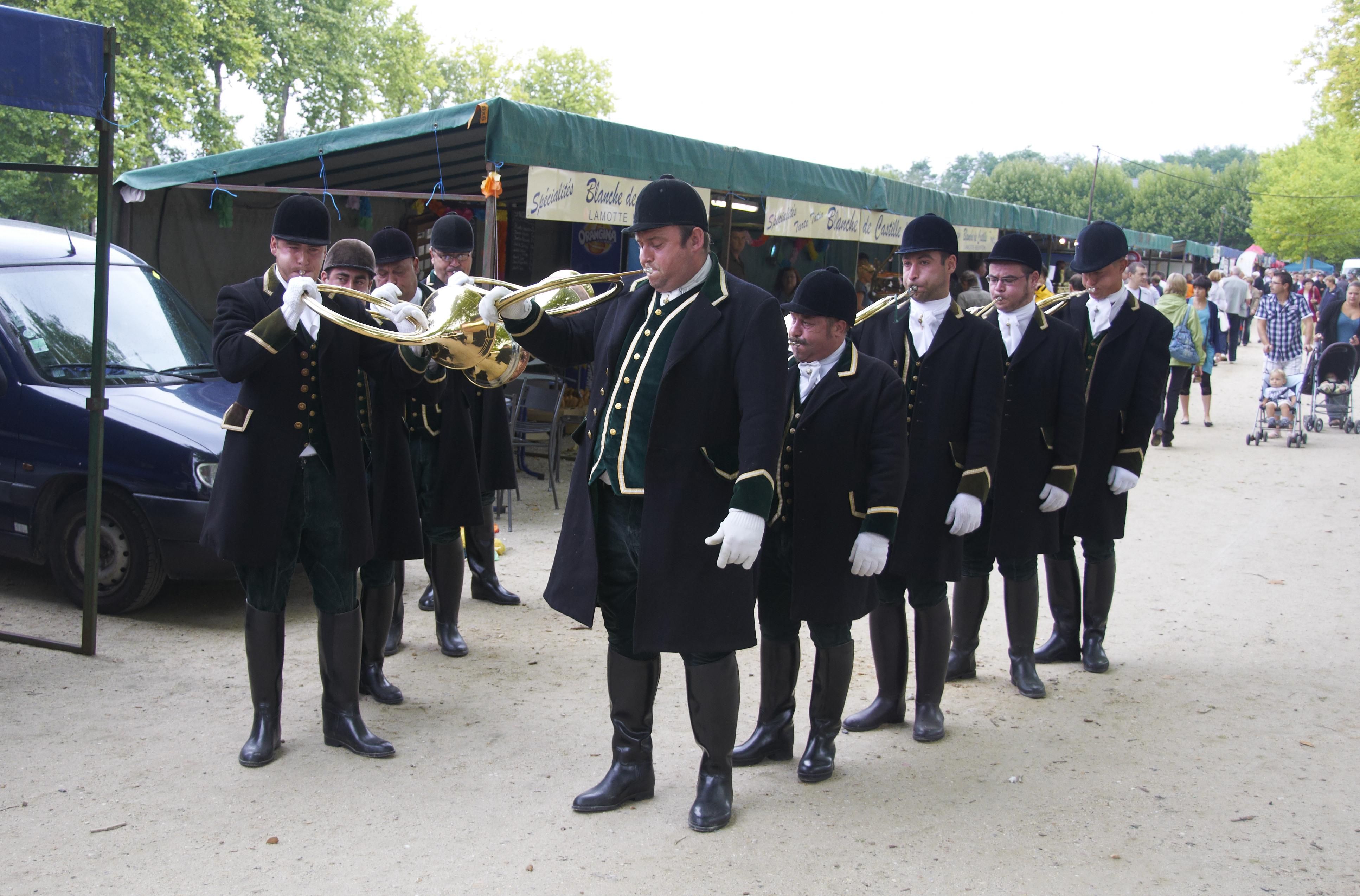 Trompe de chasse COUESNON avec son embouchure. Bon état.…