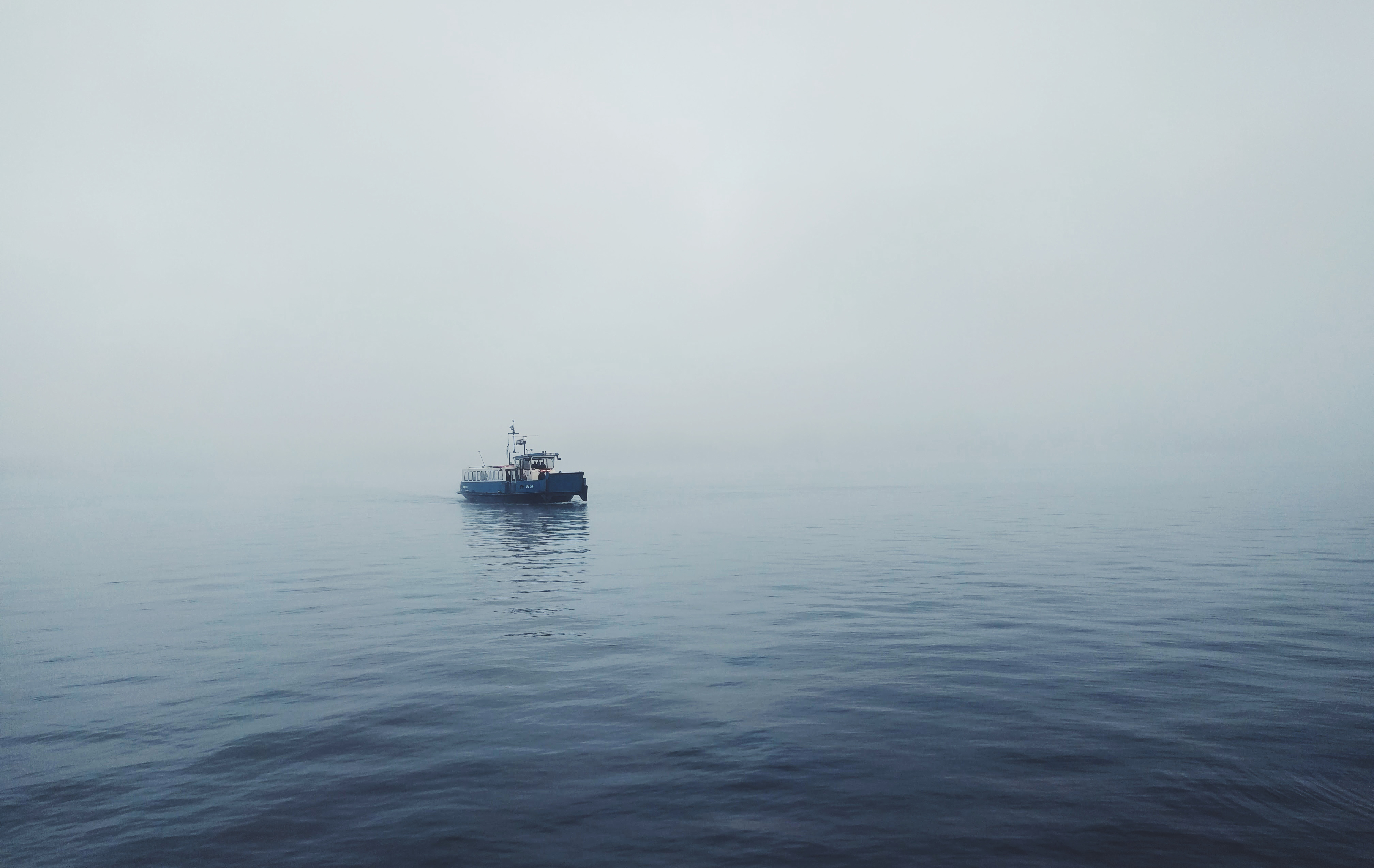 Корабль в океане одинокий. Корабль в тумане. Корабль вдалеке. Посреди океана. Одинокий корабль в океане.