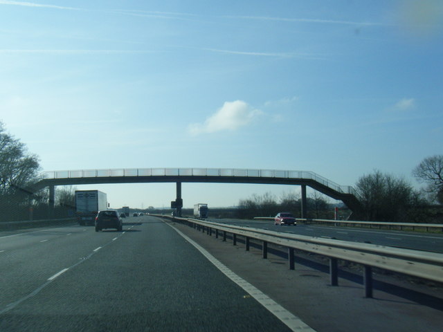 File:M40 south passing under footbridge - geograph.org.uk - 2831061.jpg