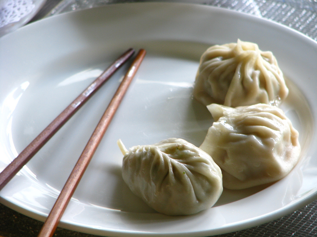 Пельмени с лапшой. Дамплинги Кирин. Jiaozi Baozi. Китайские пельмени. Соус для пельменей.