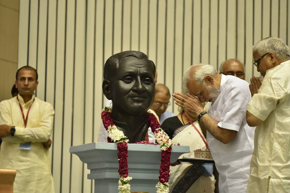 File:Prime Minister Narendra Modi pays tributes to Deendayal