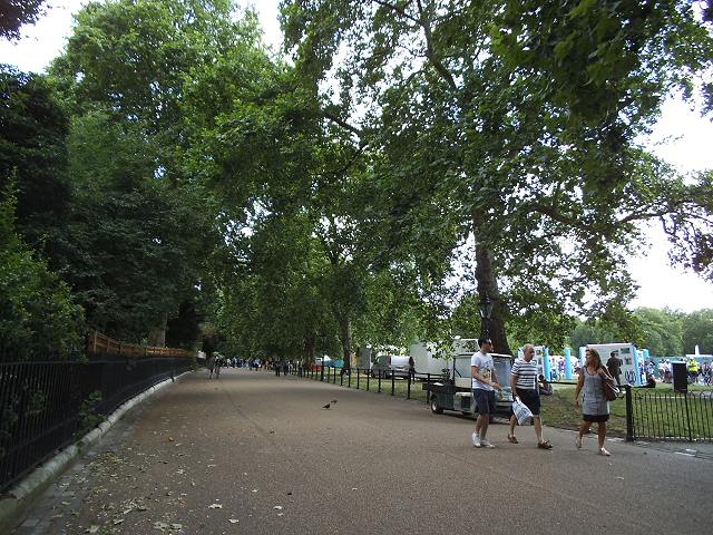 File:Queen’s Walk - geograph.org.uk - 3748025.jpg