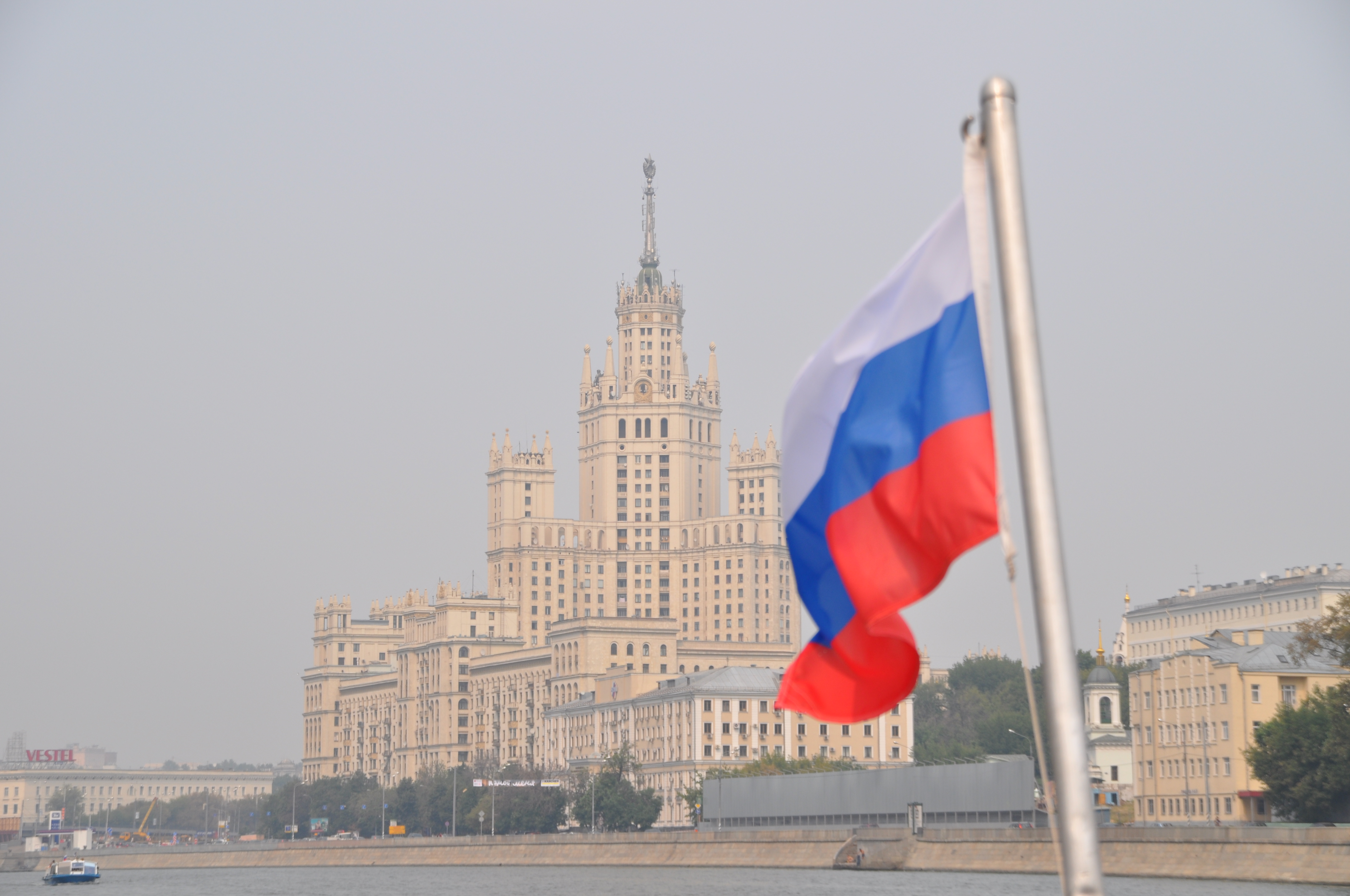 https://upload.wikimedia.org/wikipedia/commons/8/88/Russland-Flagge-Moskau.jpg